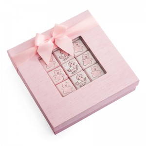 caramelle di scatoloni con nastro rosa